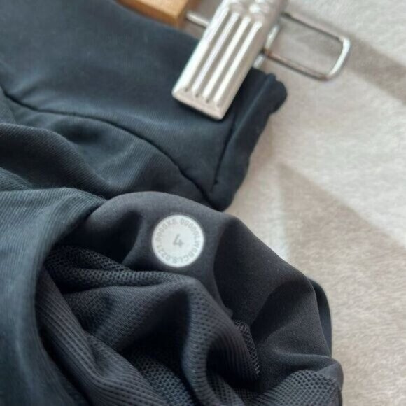 Lululemon Metropolis Maven High Rise Cargo Crop Black‎ size 4 - Picture 5 of 9